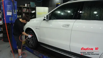 벤츠 GLE 63 AMG 다운포스를 위한 블랙유광 휠도색과 레드 캘리퍼도색. / 용인 처인구