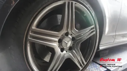 뭔가 이상하고 지저분한 컬러의 벤츠 CLS 63 AMG 휠을 다시 고스트크롬으로 고급스럽게 휠도색. / 용인 처인구
