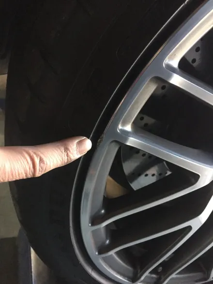 심각한 수준의 데미지를 입은 벤츠 C63 AMG 차량의 다이아몬드컷팅 휠수리. / 용인 처인구
