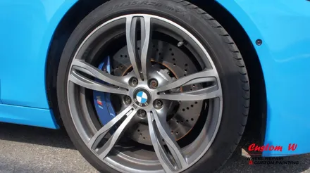 BMW M5(F10) 2대의 차량 휠 상처수리 후 입맛대로 취향대로 맷블랙(블랙무광) 휠도색과 블랙유광 휠도색. / 용인 처인구