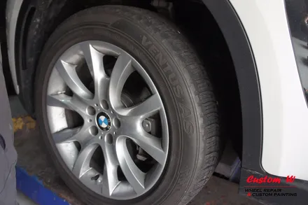 BMW X6 30D 차량의 블랙유광 휠도색 + 레드 캘리퍼도색. / 용인 처인구