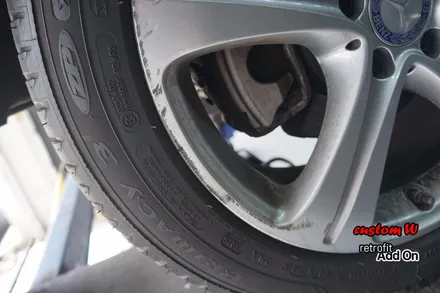 벤츠 E220D 18인치 실버 휠을 다이아몬드컷팅 휠수리로 함께 블랙폴리시 휠로 만들어드렸습니다. / 용인 처인구
