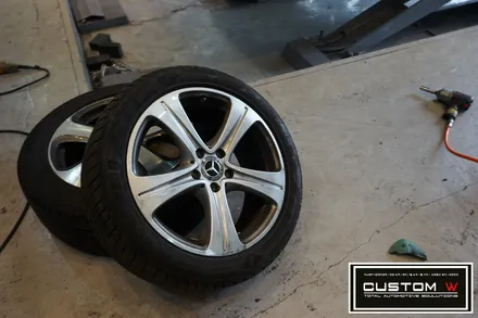 커스텀W에서 벤츠 W213 E220d 기본 실버 휠을 다이아몬드컷팅 휠수리로 블랙폴리시 휠로 만들다. / 용인 처인구