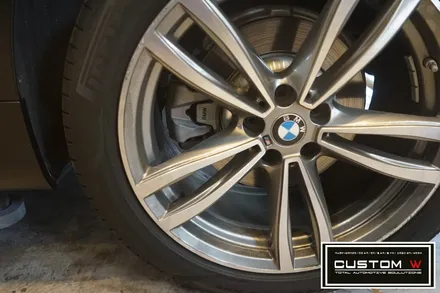 BMW G바디 7시리즈 블랙유광 휠도색, M퍼포먼스 블루 캘리퍼도색. / 용인 처인구