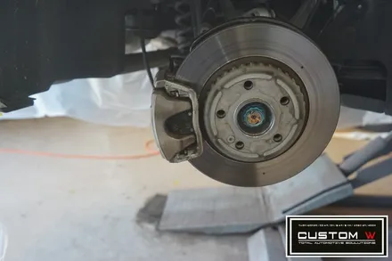 벤츠 W205 C250d 블랙유광 휠도색, 레드 캘리퍼도색. / 용인 처인구