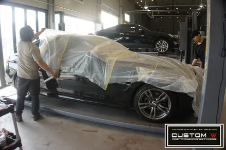 BMW F30 320I 블랙 바디 컬러차량을 더욱 포스있게 블랙유광 휠도색, 레드 캘리퍼도색. / 용인 처인구