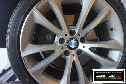 BMW 650i 컨버터블 잘못된 휠수리 이력. 박리후, 다이아몬드 컷팅 휠수리 , 심각한 부식 캘리퍼 녹 제거후, 부식방지 방청 ,코팅 효과 겸비한 캘리퍼 도색 작업 까지.! / 용인 처인구
