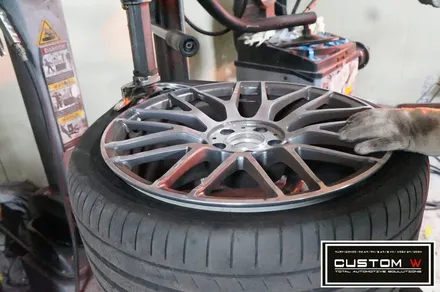 벤츠 C63 AMG, 잘 못된 휠수리도색 재작업 약품 박리후, 블랙유광 휠도색.! 커스텀W / 용인 처인구