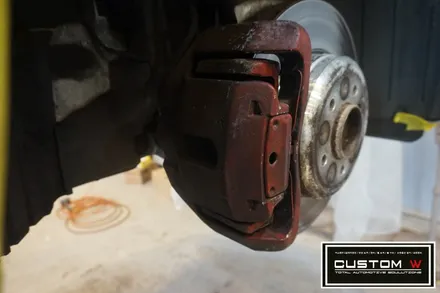 총체적 난국에 빠진 BMW 650i 잘못된휠수리도색,캘리퍼도색 박리제거후 블랙폴리시 ,블루 캘리퍼 도색 재작업. 커스텀W / 용인 처인구