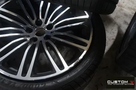 664M 휠이 장착 되어 있는 BMW G30 520D 차량의 휠상처 수리후, 블랙유광 휠도색. / 용인 처인구