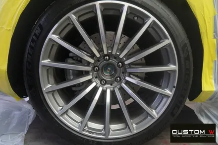 멋지게 랩핑 된 벤츠 GT43 AMG 4도어 블랙유광 휠도색, 카본 세라믹 브레이크 골드 컬러 캘리퍼 도색. / 용인 처인구