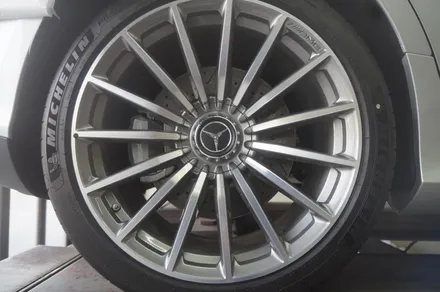 매일 입고 되는 벤츠 GT43 AMG 4도어 블랙 유광 휠도색, 카본 세라믹 골드 캘리퍼 도색. / 용인 처인구