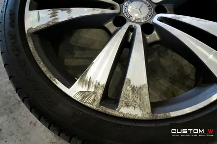 벤츠 W218 CLS350d 19인치 휠 상처 수리 후 다이아몬드 컷팅 가공 작업을 이용한 블랙 폴리쉬 휠로 깔끔하게 변신! / 용인 처인구