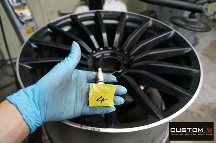 벤츠 GT43 AMG 기존 잘못된 수리 도색 이력 약품 박리 후 블랙 실버 투톤 무광 휠도색 + 카본 세라믹 골드 캘리퍼 도색 / 용인 처인구