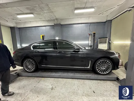 BMW G11 730d 20인치 휠 상처 수리 후, 다이아몬드 커팅 복원 + 브레이크 캘리퍼 부식 / 녹  제거 후, 건메탈 그레이 컬러 도색 / 용인 처인구