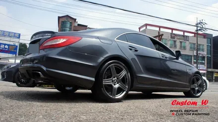 뭔가 이상하고 지저분한 컬러의 벤츠 CLS 63 AMG 휠을 다시 고스트크롬으로 고급스럽게 휠도색. / 용인 처인구