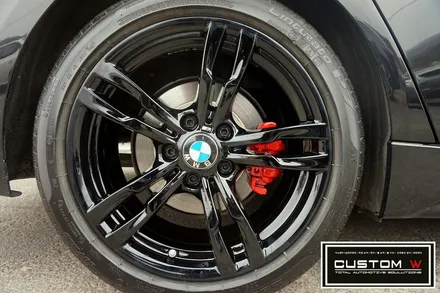 블랙바디  블랙휠 찰떡 궁합.! BMW F30 441M 휠상처 수리후, 블랙유광 휠도색 그리고 레드 캘리퍼 도색 작업까지.! 커스텀W. / 용인 처인구