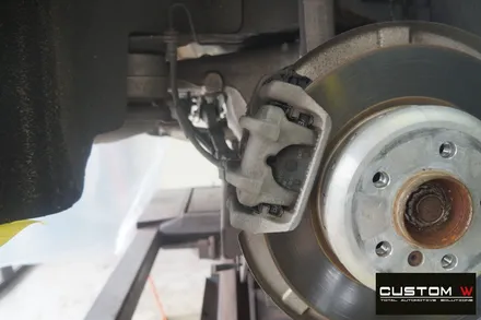 BMW F10 520D M 에어로 다이나믹 프로 휠 상처 수리 후, 고스트 크롬 휠도색 그리고 블루 캘리퍼 도색. / 용인 처인구