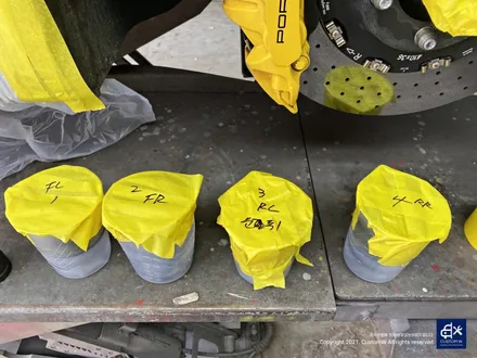 포르쉐 911(991 MK1) 카레라 GT3 센터락 휠 잘못된 도색 박리 후 블랙유광 휠도색 + 블루 캘리퍼 도색 / 용인 처인구