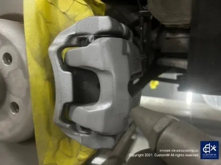 후기글 작성해 주신 고객님의 차량_! BMW G05 X5 45e 휠 상처 수리 후, 블랙 유광 휠도색 그리고 부식 녹 제거 및 방지 블루 캘리퍼 도색 작업까지_! / 용인 처인구