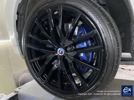 BMW X5 G05 22인치 742M 부식 제거 및  휠 상처 수리 후, 블랙 유광 휠도색 / 용인 처인구