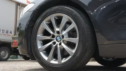각각 다른 휠의 두 대의 차량의 BMW 528I 고스트크롬 휠도색(간만에 콜라보). / 용인 처인구
