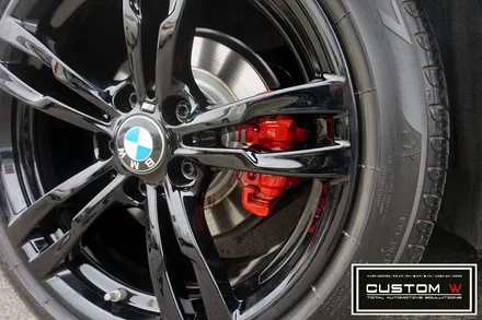 블랙바디  블랙휠 찰떡 궁합.! BMW F30 441M 휠상처 수리후, 블랙유광 휠도색 그리고 레드 캘리퍼 도색 작업까지.! 커스텀W. / 용인 처인구