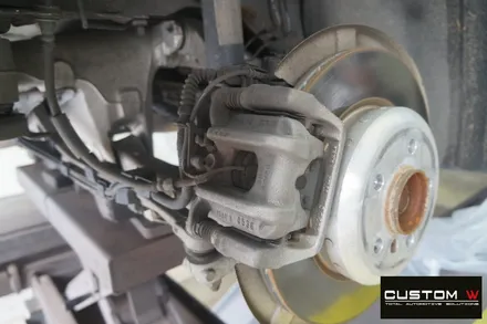 BMW F10 520D M 에어로 다이나믹 프로 휠 상처 수리 후, 고스트 크롬 휠도색 그리고 블루 캘리퍼 도색. / 용인 처인구