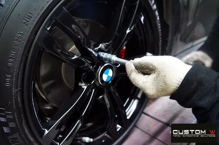 BMW F30 320D 잘못된 휠도색으로 인한 박리 작업 및 블랙유광 휠도색 + 레드 캘리퍼 도색 / 용인 처인구