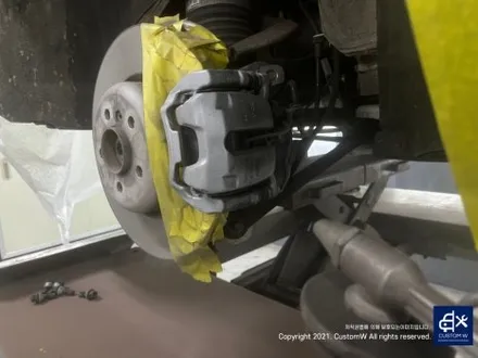 후기글 작성해 주신 고객님의 차량_! BMW G05 X5 45e 휠 상처 수리 후, 블랙 유광 휠도색 그리고 부식 녹 제거 및 방지 블루 캘리퍼 도색 작업까지_! / 용인 처인구