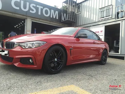 블랙과 레드의 조화를 위해 BMW 428I 블랙유광 휠도색 그리고 포인트로 블루 캘리퍼도색. / 용인 처인구