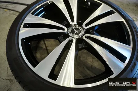 벤츠 W218 CLS350d 19인치 휠 상처 수리 후 다이아몬드 컷팅 가공 작업을 이용한 블랙 폴리쉬 휠로 깔끔하게 변신! / 용인 처인구