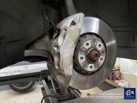 아우디 A7 50TDI 20인치 휠 상처 수리 후, 다이아몬드 커팅 가공을 이용한 블랙 폴리시 휠 커스텀 도색 작업 그리고 레드 캘리퍼 도색 작업까지_! / 용인 처인구