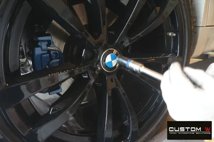 BMW X5 40D 부식 녹 제거 후, 캘리퍼 도색 / 휠상처 수리 후,  블랙유광 휠도색. / 용인 처인구