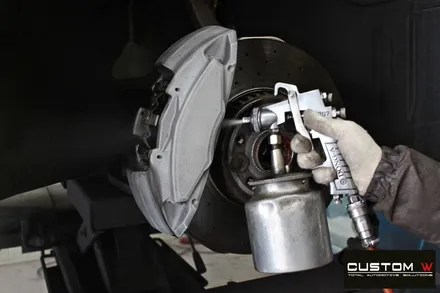 벤츠 E220 쿠페 20인치 마차휠 다이아몬드 컷팅 휠 상처 수리 후, 블랙 폴리시 작업 그리고   레드 캘리퍼 도색 까지. / 용인 처인구