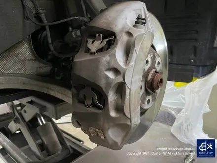 아우디 A7 50TDI 20인치 휠 상처 수리 후, 다이아몬드 커팅 가공을 이용한 블랙 폴리시 휠 커스텀 도색 작업 그리고 레드 캘리퍼 도색 작업까지_! / 용인 처인구