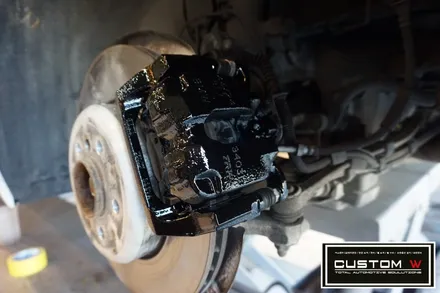 BMW 650i 컨버터블 잘못된 휠수리 이력. 박리후, 다이아몬드 컷팅 휠수리 , 심각한 부식 캘리퍼 녹 제거후, 부식방지 방청 ,코팅 효과 겸비한 캘리퍼 도색 작업 까지.! / 용인 처인구