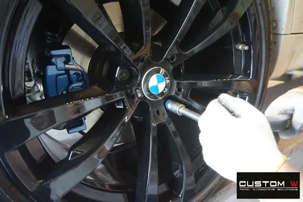 BMW X5 40D 부식 녹 제거 후, 캘리퍼 도색 / 휠상처 수리 후,  블랙유광 휠도색. / 용인 처인구