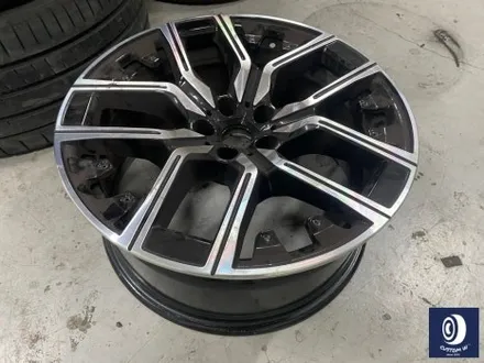 BMW 휠.. 왜 이렇게 만들까... 휠에 장착된 플라스틱 커버는 무슨 의미가 있나? 경량화? 디자인? 신형 740D 신0차 출고 작업 휠 커버 + 휠 블랙 도색 + 캘리퍼  도색 / 용인 처인구