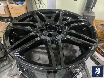 벤츠 V클래스 V300D 휠 상처 수리 후, 블랙 유광 휠도색 + 손상된 타이어 신품으로 교체 작업까지_! / 용인 처인구