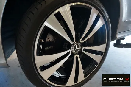 벤츠 W218 CLS350d 19인치 휠 상처 수리 후 다이아몬드 컷팅 가공 작업을 이용한 블랙 폴리쉬 휠로 깔끔하게 변신! / 용인 처인구
