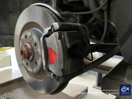 아우디 A7 50TDI 20인치 휠 상처 수리 후, 다이아몬드 커팅 가공을 이용한 블랙 폴리시 휠 커스텀 도색 작업 그리고 레드 캘리퍼 도색 작업까지_! / 용인 처인구