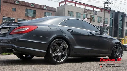 뭔가 이상하고 지저분한 컬러의 벤츠 CLS 63 AMG 휠을 다시 고스트크롬으로 고급스럽게 휠도색. / 용인 처인구