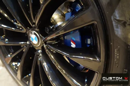BMW G30 530i 럭셔리 플러스 블랙유광 휠도색, M퍼포먼스 블루 캘리퍼 도색. / 용인 처인구