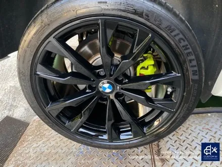 4년 만에 찾아주신 재방문 고객 BMW X4 M40i 약품 박리를 통해 기존 페인트 모두 제거 및 휠 상처 수리 후, 블랙 유광 휠 도색 재작업 / 용인 처인구