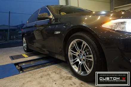 BMW F10 528I 고스트크롬 휠도색 + M퍼포먼스 블루 캘리퍼도색. / 용인 처인구