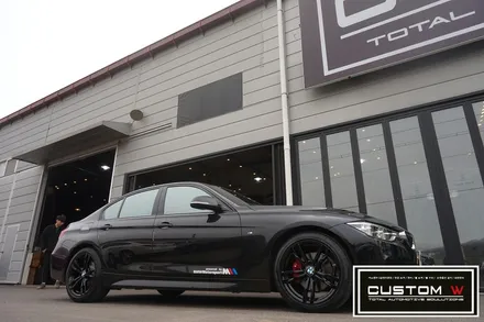 블랙바디  블랙휠 찰떡 궁합.! BMW F30 441M 휠상처 수리후, 블랙유광 휠도색 그리고 레드 캘리퍼 도색 작업까지.! 커스텀W. / 용인 처인구