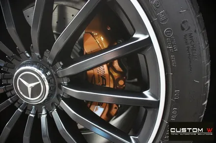 벤츠 GT43 AMG 기존 잘못된 수리 도색 이력 약품 박리 후 블랙 실버 투톤 무광 휠도색 + 카본 세라믹 골드 캘리퍼 도색 / 용인 처인구