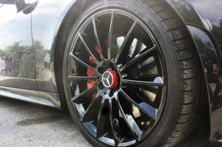벤츠 CLS400d 휠수리 후 블랙유광 휠도색, 레드 캘리퍼도색 / 용인 처인구