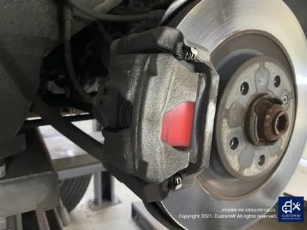 아우디 A7 50TDI 20인치 휠 상처 수리 후, 다이아몬드 커팅 가공을 이용한 블랙 폴리시 휠 커스텀 도색 작업 그리고 레드 캘리퍼 도색 작업까지_! / 용인 처인구